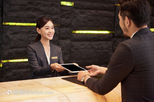 商務男性酒店服務臺辦理入住