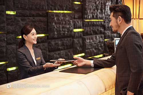 商務男性酒店服務臺辦理入住
